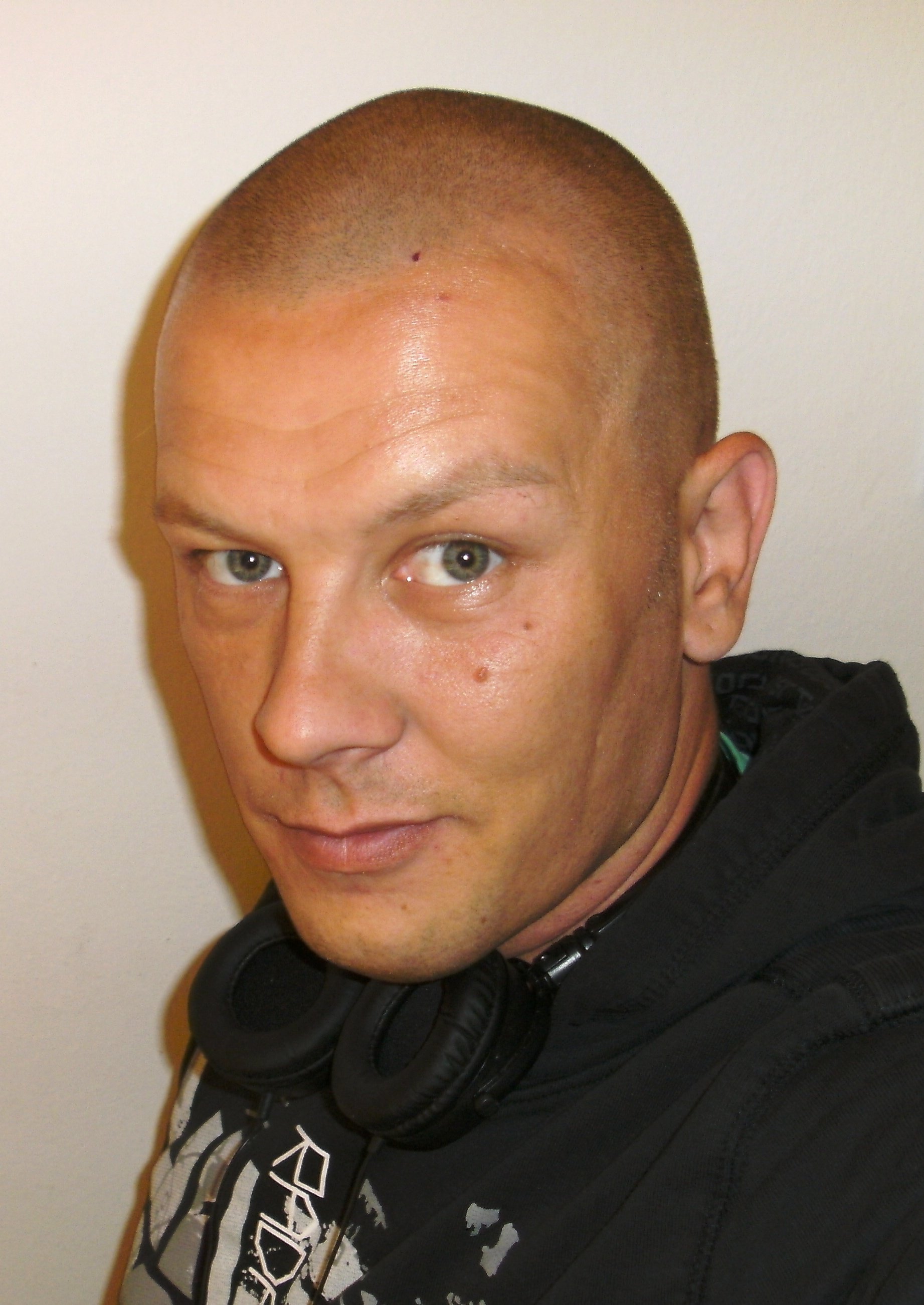 DefectedDataba1's profile picture. Ich bin DjSquad und Defected Database ist der Twitchkanal von mir. Ich lege alle Housestyles ,Trance,Techno und Edm auf. Ich lebe in Coburg.