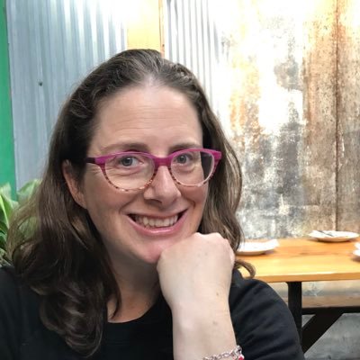 EileeMur's profile picture. 💬🚶‍♀️👩🏻‍🏫☕️🛼📚🌍