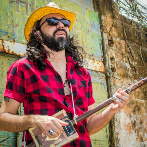 A Brazilian musician influenced by rock n 'roll and blues, he has worked since 2004, mainly as a songwriter, singer, guitar player and music producer.