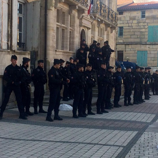 Les #violencespolicières sont filmées. Les #violencesjudiciaires se déroulent à huit clos. À nous de les visibiliser.  Envoyez vos témoignages