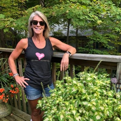 Wife & Mom ♥️ Workout guru 💪🏻 Gymom 👍🏼 Advisor for JH Consulting ✍🏻 breast cancer survivor ☀️