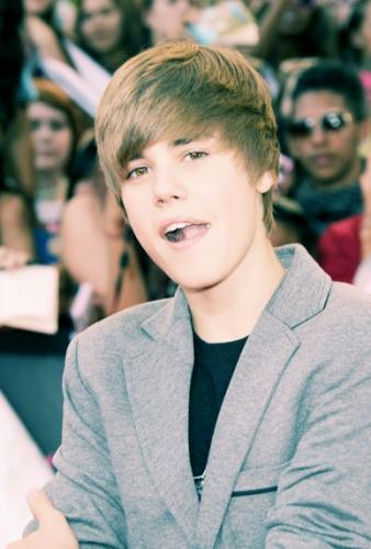 hello(: follow me, ill follow back if you ask me too :) thanks. i support @justinbieber 100% ♥