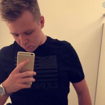 Venturian17's profile picture. golden retriever enthusiast- 21 -