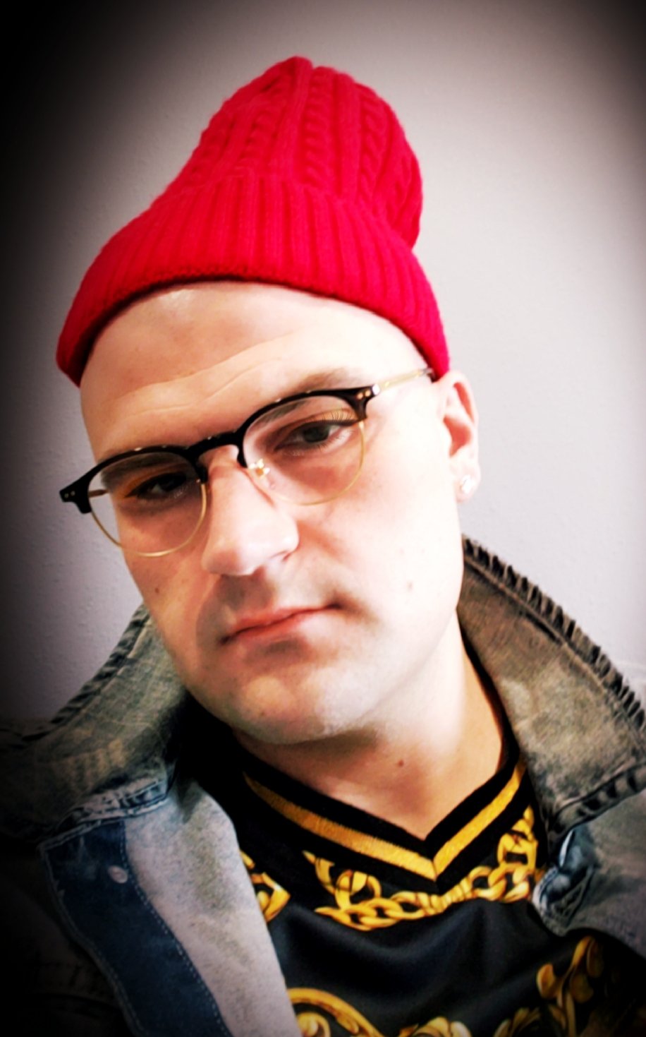 Chicago Raised Rapper & Recording Engineer
Facebook:
https://t.co/78J6zQUKPw