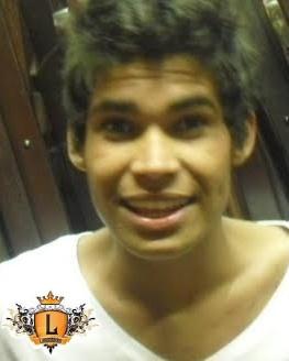 Carismático e bem humorado que sonha em ser Jornalista e adora discordar de tudo, pra tudo tem uma resposta, seja ela errada ou certa. Errando que se aprende.