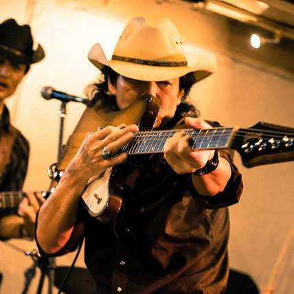 Johnny Winterをこよなく愛するBLUES ROCK ギタリスト&シンガー。 オリジナル&カバーソングでバンド、弾き語りでライブ活動中。2017年7/16に日本で初めてとなる「Johnny Winter Tribute Festival」を開催。以後、毎年7月に開催。