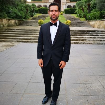 Graduat en Administració i Direcció d'Empreses.
Amant dels viatges i la fotografia.