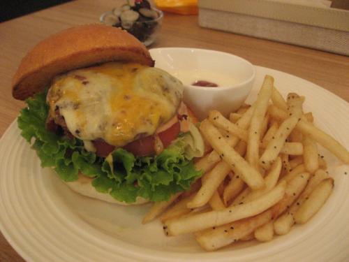 こんにちわ！栃木県は小山市にて
ハンバーガー専門ショップ
ＨＡＰＰＹ　ＳＴＡＲ　ＢＵＲＧＥＲ
を経営しております！！
一生懸命ハンバーガーを作っています！
栃木県小山市駅東通り２－１４－２５
１１：００～１５：００
１７：３０～２１：００
テイクアウトもしています♪
ＴＥＬ：０２８５－２４－２０９０