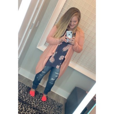 ayeeitschelsee's profile picture. tattoos. pretty eyes. thick thighs.