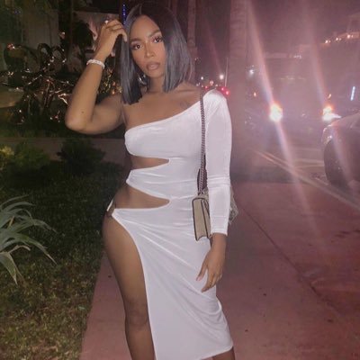 Maîtresse Yvette 24 ans j’attends mes esclaves en dm (slave , money, f ) . Discutez pas soumettez vous à mes ordres.the fetishists, my dm are open Dm me 💸.
