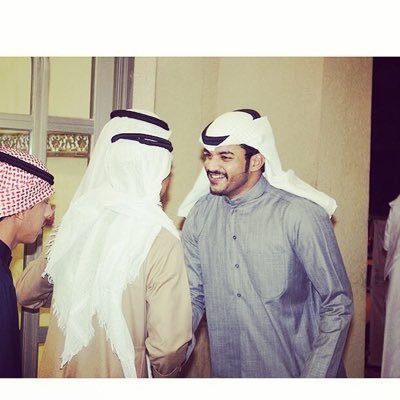 لا تعش عارضا نفسك للناس منتظراً من يعجب بك ويثني عليك، قيمتك ليست في الأخرين ولاتقاس برأيهم،قيمتك بداخلك أنت، ثقتك بذاتك تحييك ملكآَ