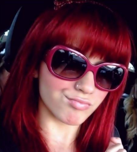 Guitarrista, extrovertida, animada, tenho 16 anos. NÃO SOU EMO! haha' :*