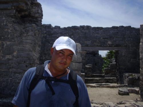 Ingeniero civil, profesor universitario y orgulloso de ser venezolano