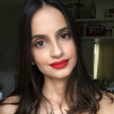 24, graduada em Direito, escritora, Corvinal.