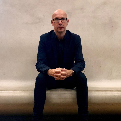 Homo Sapiens, familiefar, kommunikationsmand, musik-, film- og litteraturelsker.