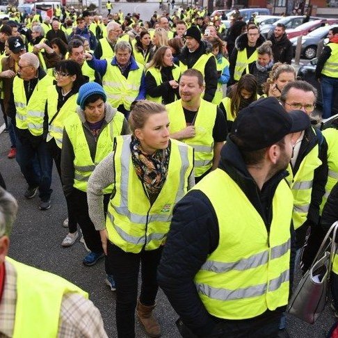 Le Pouvoir au Peuple ! 
Gilet(te) jaune depuis le 17/11. 
Jaune dans le coeur.