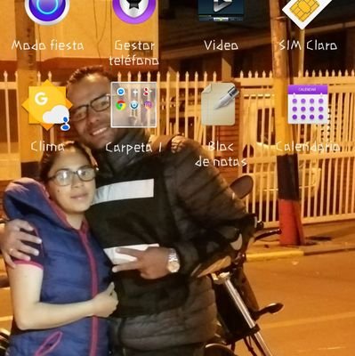 ES UNA FELICIDAD PERO COMPLICADA COMO DIJO MI HERMANO CADA LOCO CON SU PELUCA