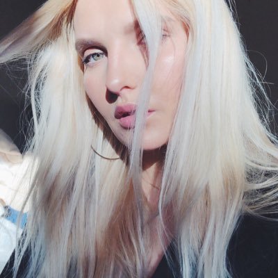 TStrmfelt's profile picture. 24 årig United-supporter som älskar mys och vin🇳🇴🇸🇪