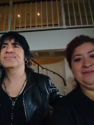 vive rie, goza, disfruta la vida q solo hay una