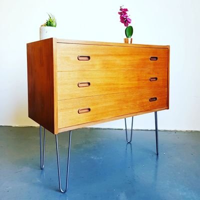 Vintique London sell re-loved retro, mid century, vintage and design furniture 07787730976.