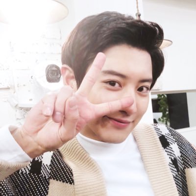 PLS FOLLOW @reallyeollie instead ! @reallyeollie