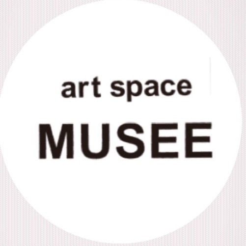 2014年、期間限定ショップとして5ヶ月間OPENしていたMusee de Mの企画によるアートスペース。
個展やワークショップなど様々なイベントを展開。個性豊かなハンドメイド雑貨も常時展示販売中。2019年2月には、同1階にセレクトショップdouceオープン。