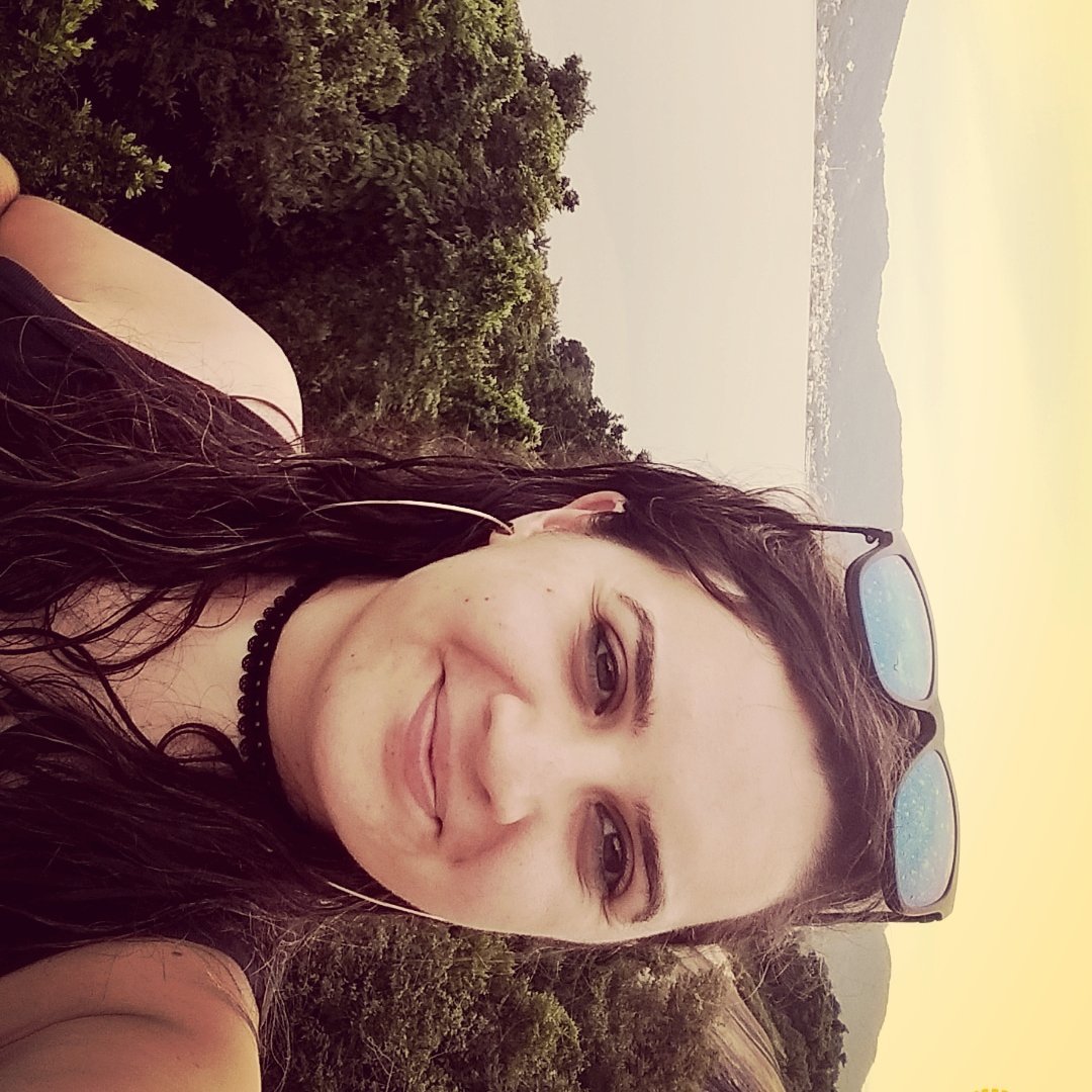Estudante de artes visuais
Vegetariana
Cristaloterapeuta licenciada
Apreciadora de ervas
ADM da pág @feitocomcharinho