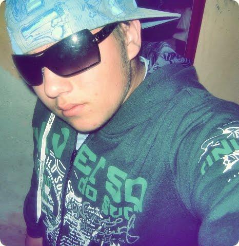 um garoto extrovertido,alegre,inteligente,atualizado e fã de musicas