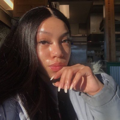 glossythreads20's profile picture. 