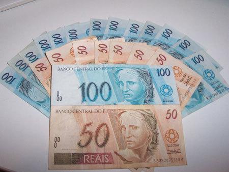 http://t.co/ichtcCdnO4
você ganha R$10,00 no ato do cadastro, 0,02 por busca (limite de 4 por dia), com R$ 100,00 vc pode retirar o $$