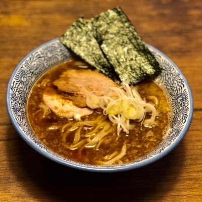 『東京ラーメン 射心』は平成30年12月9日にオープン。東京醤油、濃厚魚介白湯が二枚看板。 黒さつま地鶏、丸鶏などの動物系と羅臼昆布、本枯本鰹節などの節系と銘柄煮干を合わせた魚介とのダブルスープが売り。限定商品もお見逃がしなく。