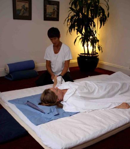 Shiatsu Centre Clinic. Est 1986 Shiatsu College