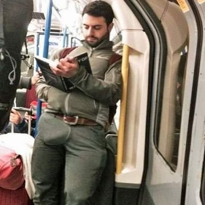 Mi voz es tan caliente que podría fundir el hierro 
Nunca juego, para mi esto es cosa seria 
Pero acabarlos es tan fácil como abrirle a tus hermanas las piernas