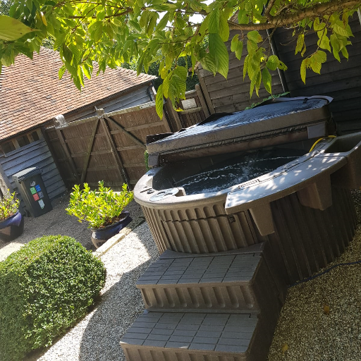 Luxury, solid hot tubs available for hire covering Essex, London, Kent, Hertfordshire, Suffolk and Surrey.