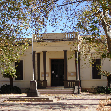 Liceo Cosquín dicta dos profesorados oficiales: Lengua y Literatura, y  Ciencias Políticas. Calle San Martín 394. TE: 03541 459625. Cosquín. Córdoba. Argentina.