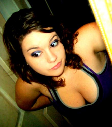 imma fun lovein person ..i always have a fun time no matter wat im doin..hit me up im single and lookin :) my best friends are shawn,sarah,&david there my world