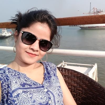 मगरूर हमें कहती है तो कहती रहे दुनिया,हम मुड़ के किसी शख़्स को देखा नहीं करते✍🏻
