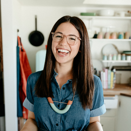 instagram @mollyyeh 
💕 marzipan, sprinkles, tahini
👩🏻‍🌾 host of #girlmeetsfarm @foodnetwork
📔 author of #mollyontherange & #homeiswheretheeggsare