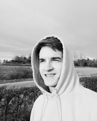 • BORN IN UKRAINE 🇺🇦
• LIVE IN BESANA, ITALY 🇮🇹
• 18 y/o
• TRUMPETER 🎺
• VG - DANTE 📚
Toglietemi tutto ma non il cibo.