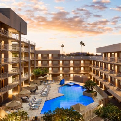 The award-winning DoubleTree Suites by Hilton Phoenix is located just outside Phoenix Sky Harbor Airport, only minutes from downtown Phoenix and Tempe.