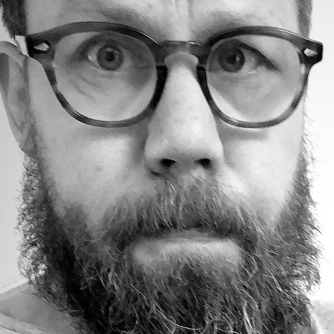 Dutch bearded musicproducer who tweets his opinion on subjects in English, maar draait ook zijn hand niet om voor Nederlands