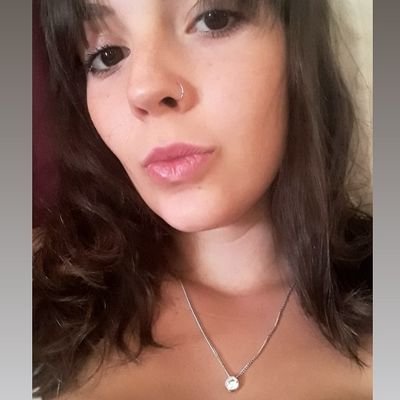 Reír no te hace feliz, y llorar no te hace debíl.-