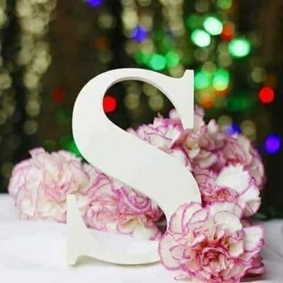 استاذ جامعي .. دكتوراه قانون دولي خاص .. (( غامض أنا .. متناقض حساس .. ولكني لست بصريح كاذب ولست بواعد خائن ولست بممثل بارع .. فلا تنتظر مني رجوعا ..