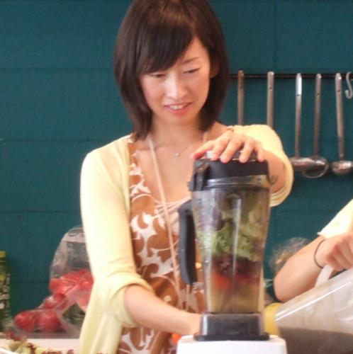 ３姉妹の真ん中、２児の母。
日本初のロースイーツ専門店、シャリマ・ドゥ・ラ・テフテフを運営。ローフードのレシピ開発やレシピ提供も行う。
日本にグリーンスムージー旋風を起こすべく、各地でグリーンスムージー講座やイベント等を主催する。