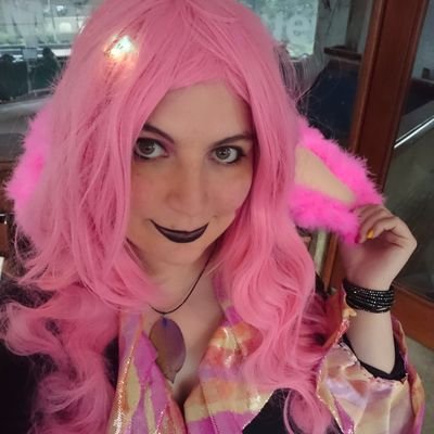 Comunicartista, editora, hacedora plástica, videojugadora, catalizadora de roles, académica.