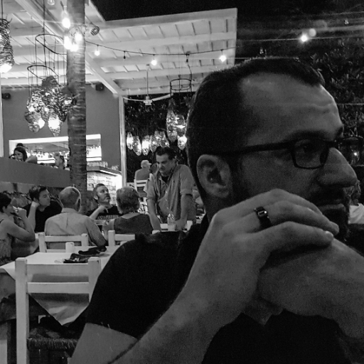 Jedi des opérations, sometimes DJ et l'animateur du @PodcastLeShower. Passionné de technologie émergente et de la remise en question de nos façons de penser.