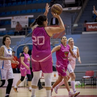 Esposa y madre, enfermera de vocación y adicta al baloncesto en todas sus formas y colores