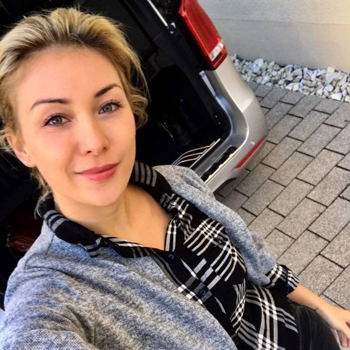 je suis une femme simple , sympa , douce et sincère j'ai pleins d'amour a offrir
