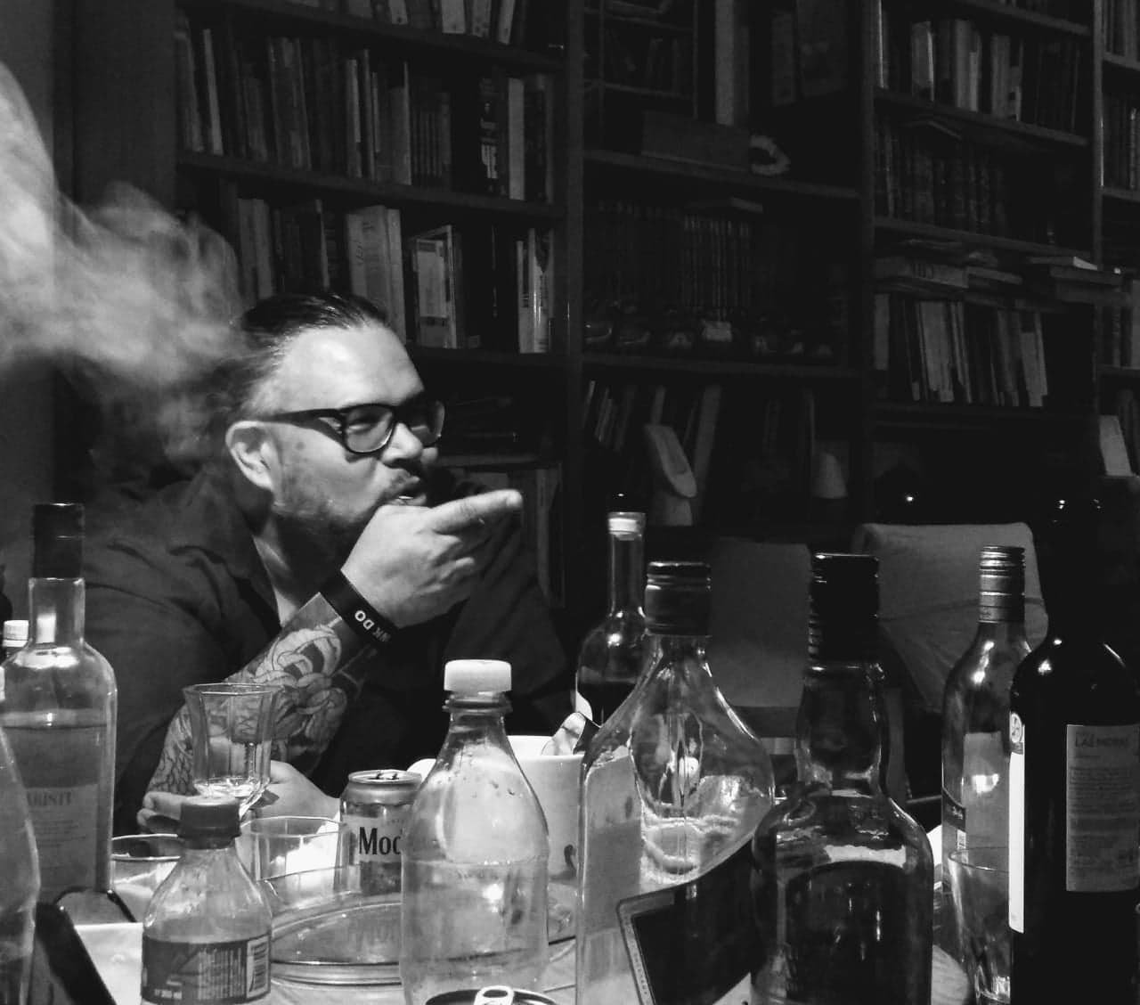 Escritor. Periodista. Noir. Macizo. Rockanrolla.
El asunto es trágico, mi espíritu festivo.