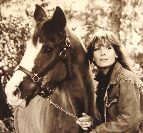 🐴 Horse artist & heart ❤️ shaped rock finder. Permaculture, Planet & People over corporate greed.